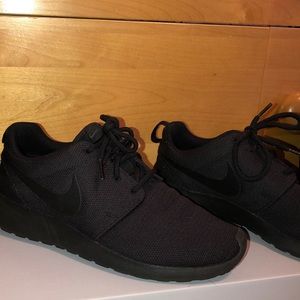 Black Nike Roshes